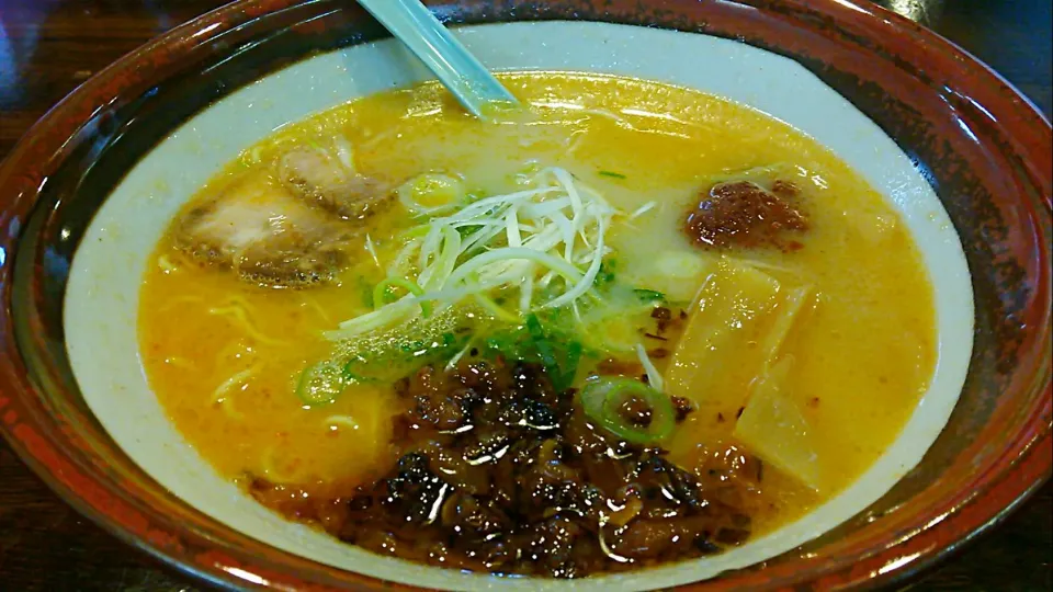 なんの変哲も無いラーメン🍜のように見えますが…果てしなく辛口で御座いましたわ💦
花粉症で荒れた喉ではスープが飲めませんでしたわ（敗北）
向こうに沈んているレンゲに目いっぱい唐辛子味噌が乗ってましたわ😱|にゃあ（芸名）さん