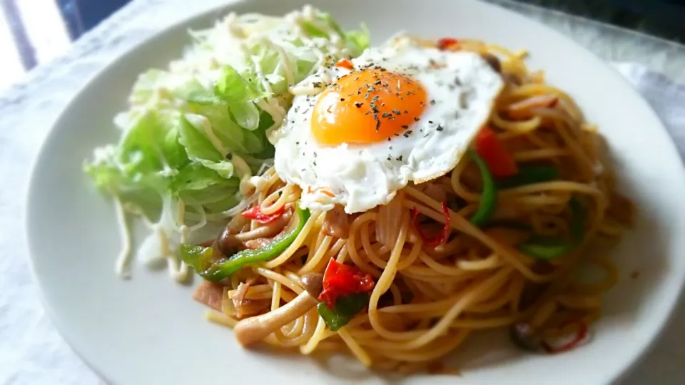 醤油ﾊﾟｽﾀ目玉焼きのせ～
の昼ごはん✨|kaz(*･ω･)さん