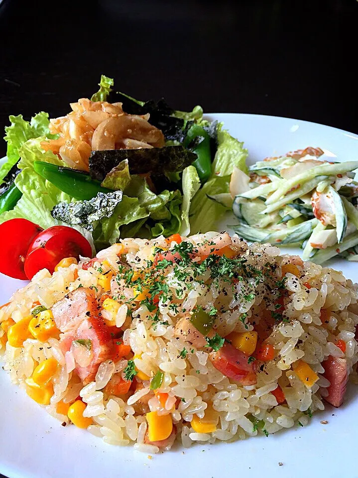 ⭐️ベーコンの混ぜ込みピラフ ⭐️ちくわとキュウリの胡麻マヨサラダ ⭐️海苔と野菜のサラダ 新玉ドレッシング|よっちぃさん