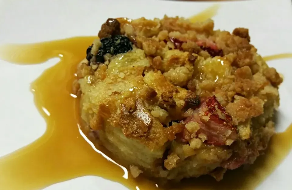 Blackberry/Strawberry Challa Bread Pudding with a Butter Rum Caramel Sauce.|Robert Schneiderさん