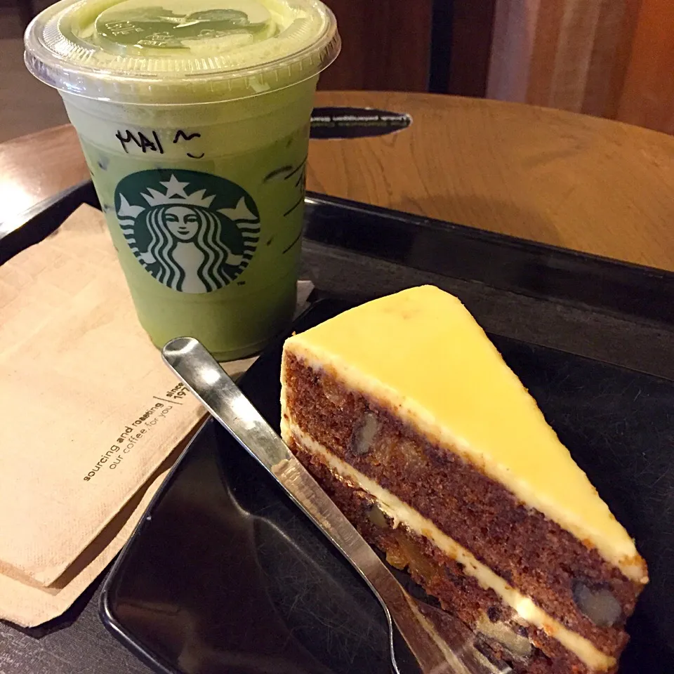 iced green tea latte, carot cake|maixx ใหม่さん