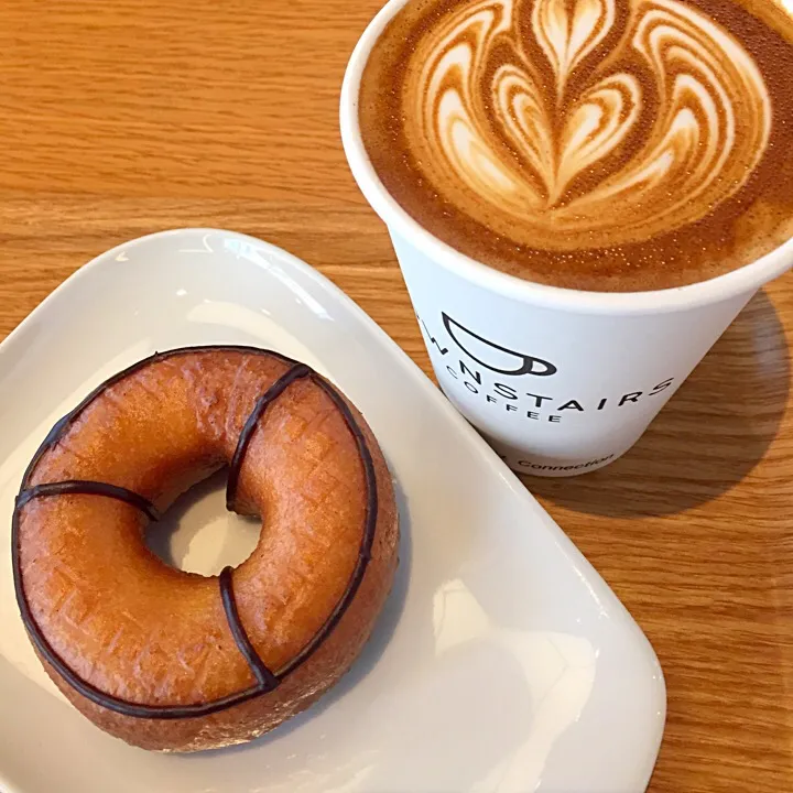 Snapdishの料理写真:Donut and latte|lauren shannonさん