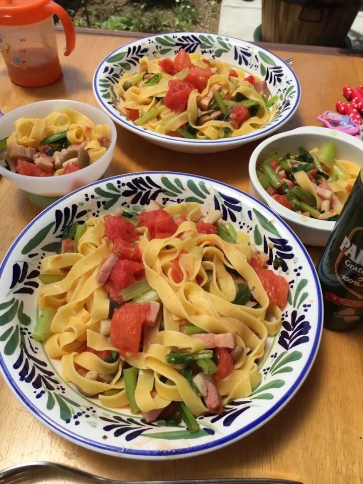 Snapdishの料理写真:ベーコンと小松菜とシメジのトマトパスタ|ねぎさん