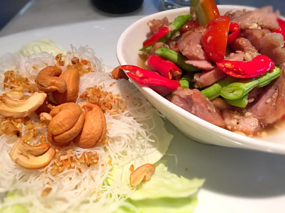 เส้นหมี่หมูย่าง|mee aphipongさん