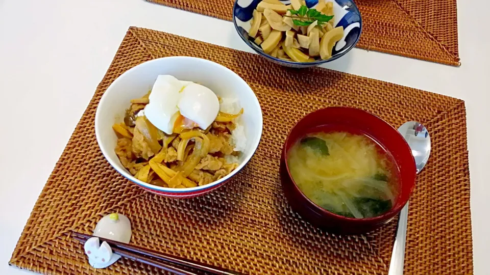 今日の夕食 豚丼、わかめと玉ねぎの味噌汁、実家でもらった筍の煮物|pinknari🐰🌈さん