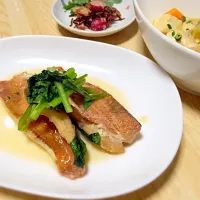 Snapdishの料理写真:赤魚煮付けと新玉ねぎの肉どうふ&ラディッシュと塩昆布の和え物。|chikaroさん