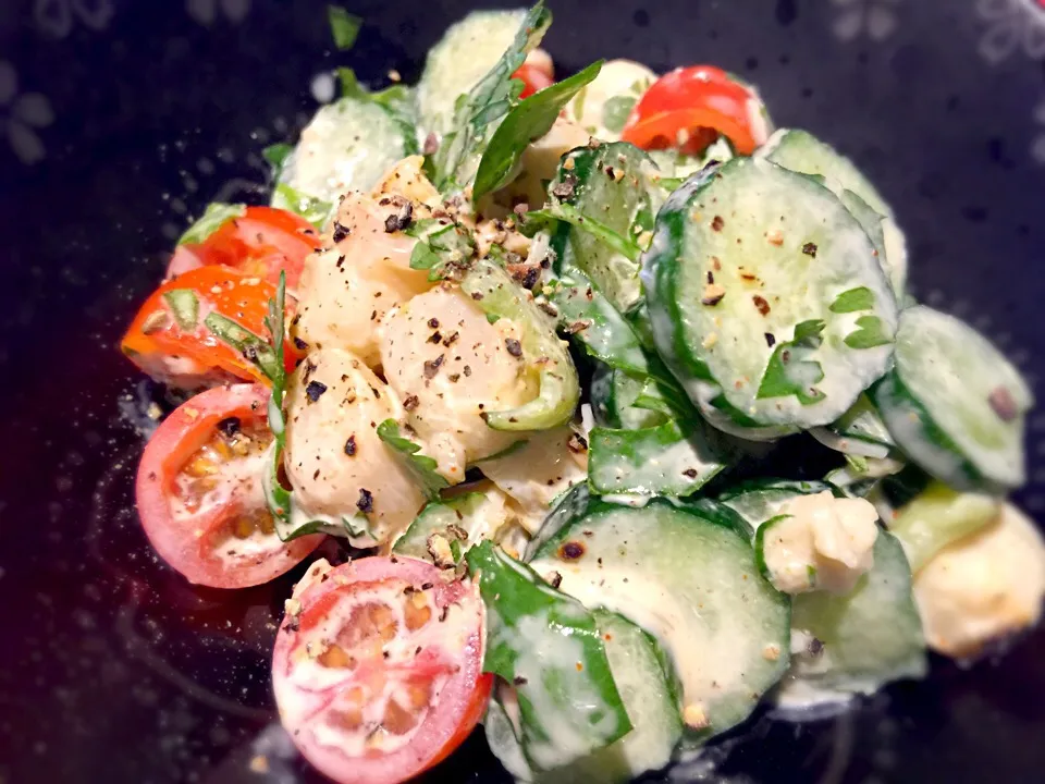 ベビー帆立、胡瓜、トマトのパクチーわさびマヨ和え。Baby scallops,cucumber and tomato salad with Cilantro Wasabi Mayo sauce.|Sayaka Jinsenji Huletteさん