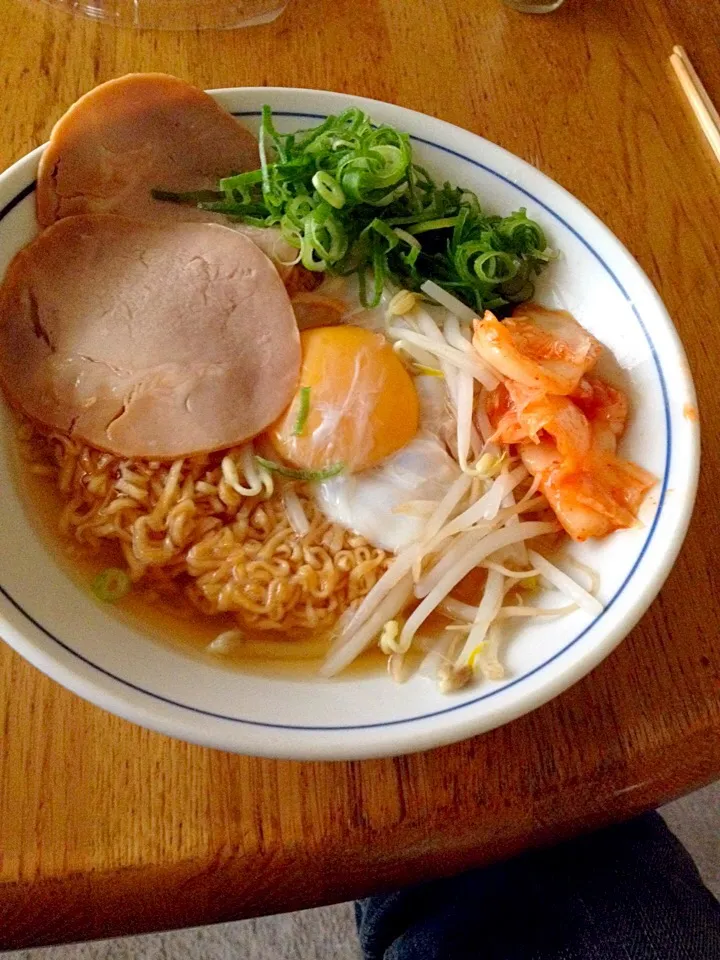 Snapdishの料理写真:チキンラーメンちょっと豪華版|Kunisanoさん