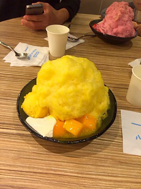 Snapdishの料理写真:Ice monster のマンゴーカキ氷|ひっちゃさん