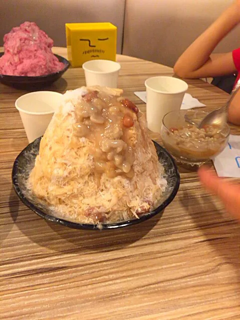 Ice monster の小豆とピーナッツのカキ氷|ひっちゃさん