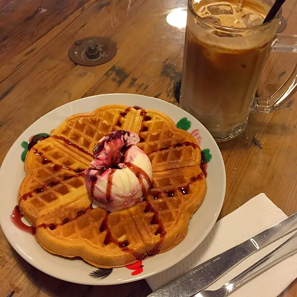 iced latte, waffle w/z ice cream|maixx ใหม่さん