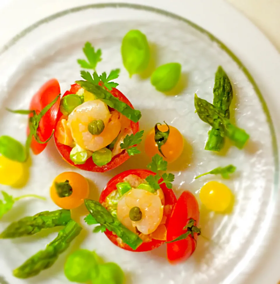 トマト🍅カップでシーフードサラダ🌿|Cedro🍋さん