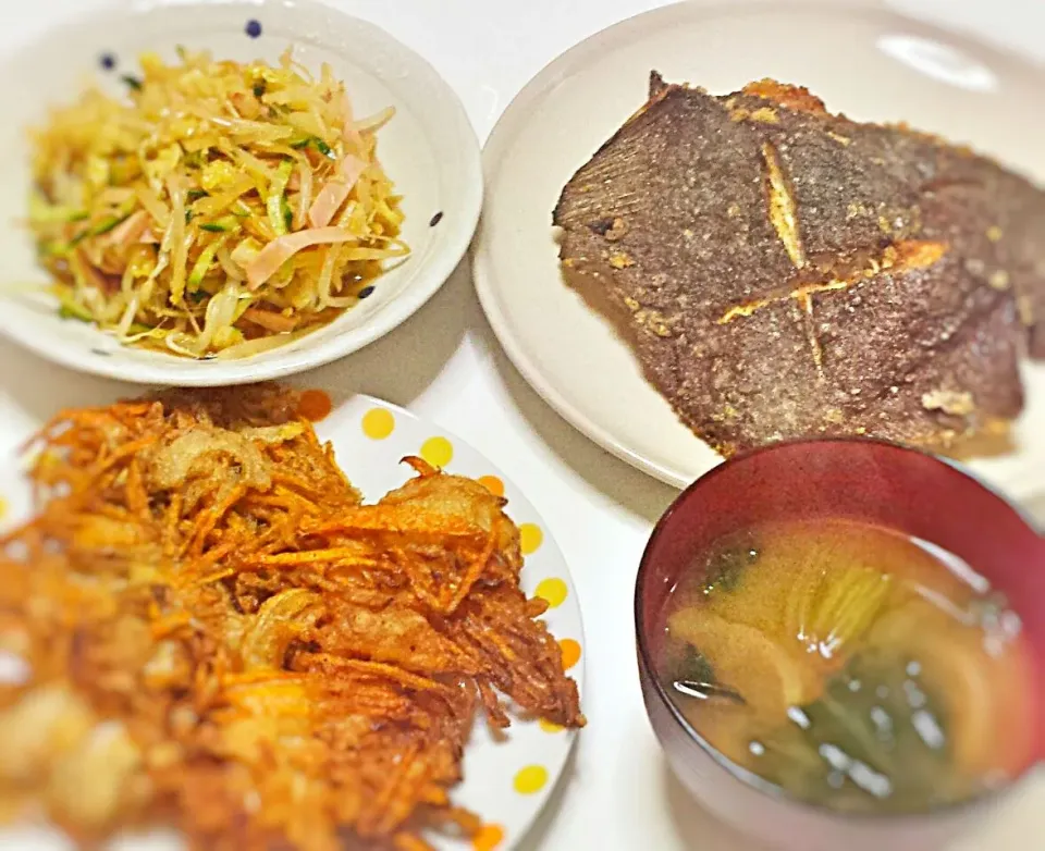 Snapdishの料理写真:5月6日(水)晩御飯♡
カレイの唐揚げ♪
もやしの中華サラダ♪
人参と玉葱のかき揚げ♪
味噌汁♪（ほうれん草、玉葱）|ぷぅみゃんさん