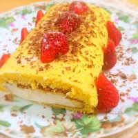 Snapdishの料理写真:しっとりロールケーキ🍓|まなさん