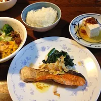 Snapdishの料理写真:サーモンとほうれんそうのソテー ナッツソース かぼちゃとツナのサラダ|あみさん