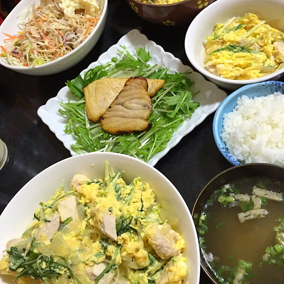 今日の晩ご飯は、水菜入り親子丼、かじきの西京焼き、簡単サラダとポテトサラダ、味噌汁。|ゆえさん