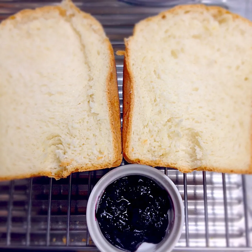 Home baked bread with homemade blueberry jam 手作りのパンと手作りのブルーベリージャム|Mama Kathi Dinerさん