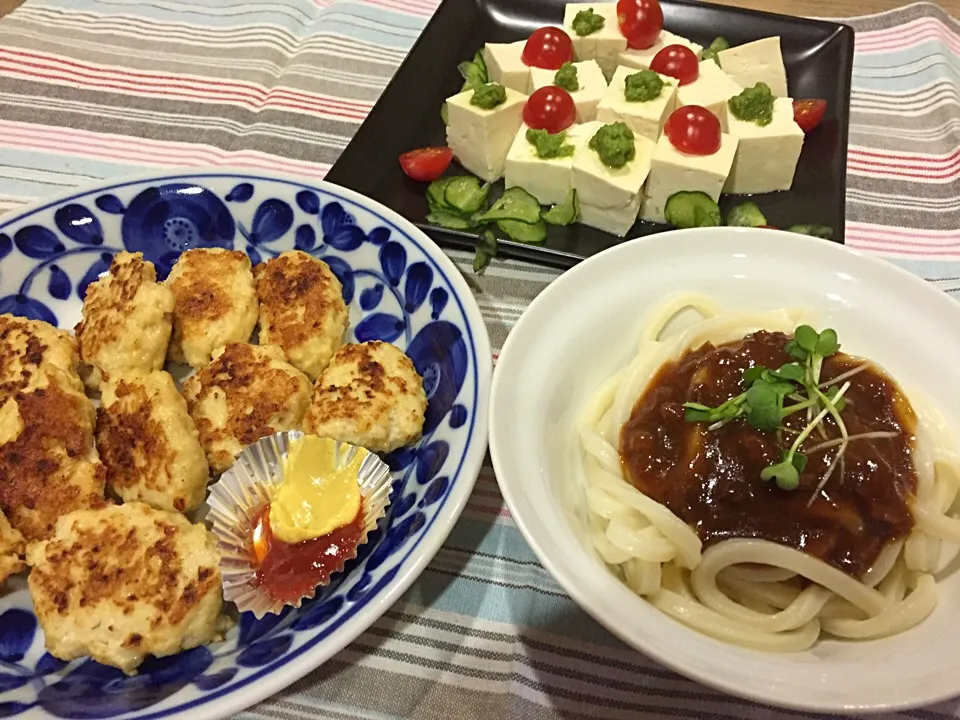 簡単チキンナゲット・ジャージャーうどん・豆腐サラダたらの芽ソースのせ|まーままさん