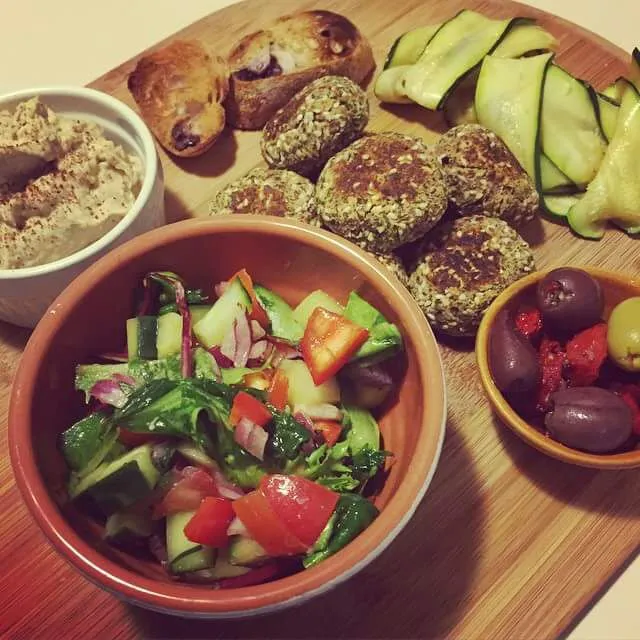 Mediterranean salad homemade hummus falafel olive bread and zucchini ribbons|CHUENCHAIさん