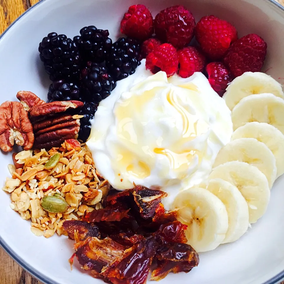 Date, honey & pecan granola Yogurt bowl with fresh fruit|victoria valerioさん