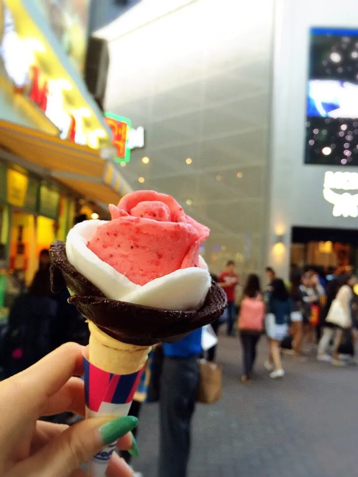 カツカツ途中に食べた😋
フラワー🌹🍦💕ジェラート😋💕✨👍

#フラワージェラート#flowergelato
#食いしん坊の旅😋 
#カツカツ倶楽部👠✨ #SEOUL 
#韓国 #KOREA
@lovefulandy Thank you Andy〜〜😉💕|chieさん