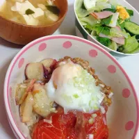 サーモンとタコと納豆の漬け丼失敗した温玉のせ|Sakuranさん