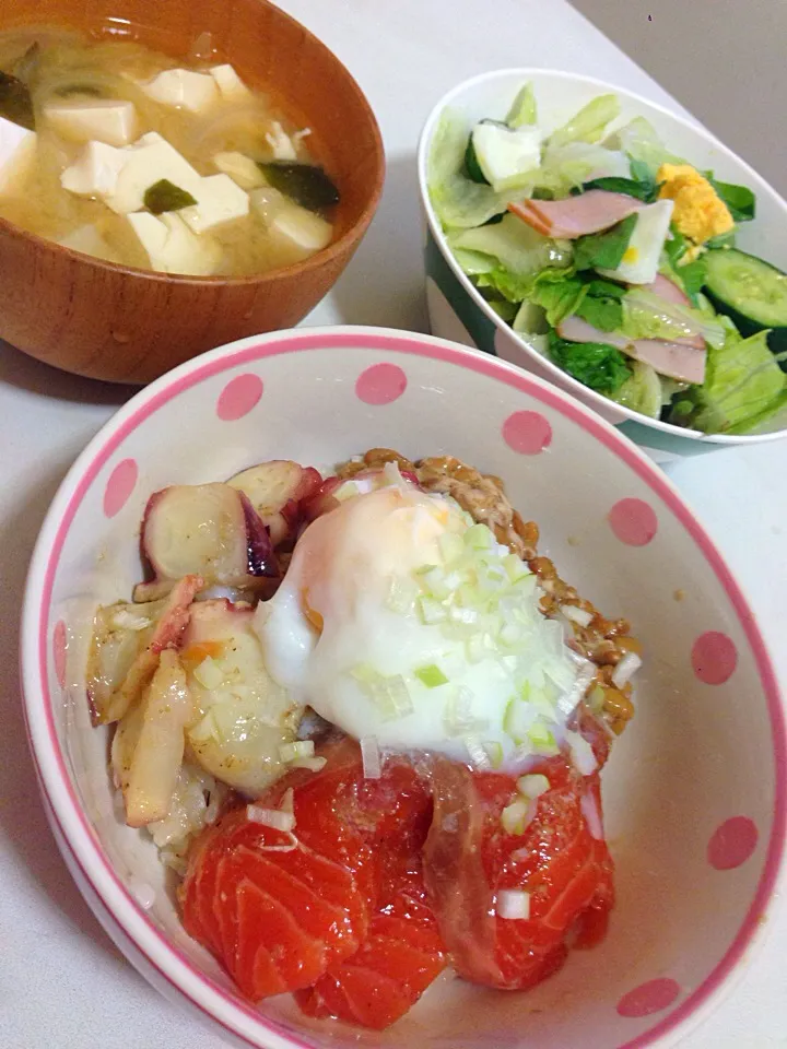 サーモンとタコと納豆の漬け丼失敗した温玉のせ|Sakuranさん