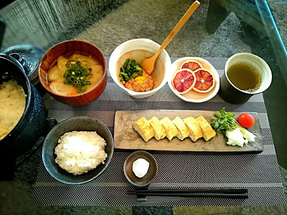 連休明けの朝ご飯🍚🍴
●土鍋炊きたてご飯
●だし巻き卵
●納豆
●お味噌汁
●ブラッドオレンジ
●べったら漬け|yokoさん