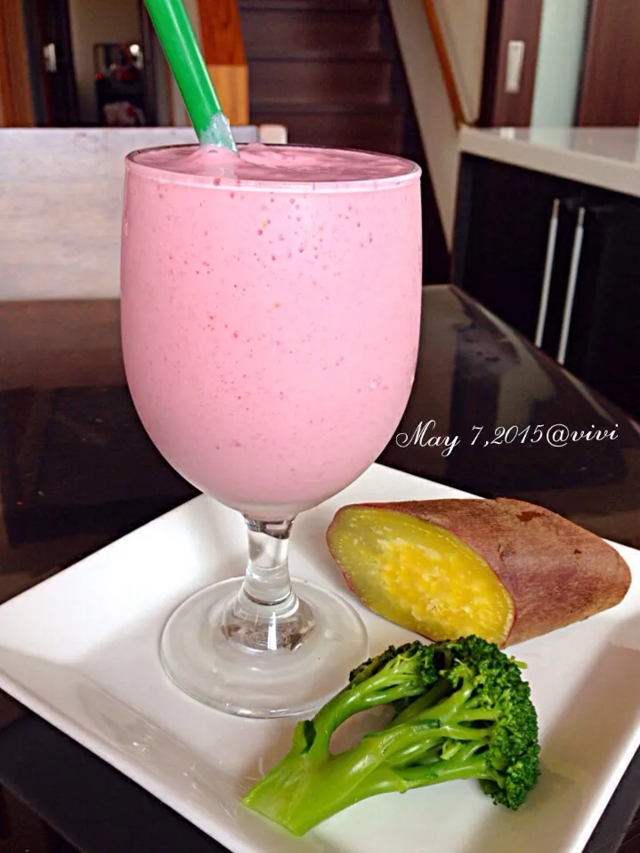 My breakfast today '🍓smoothie🍓|viviさん