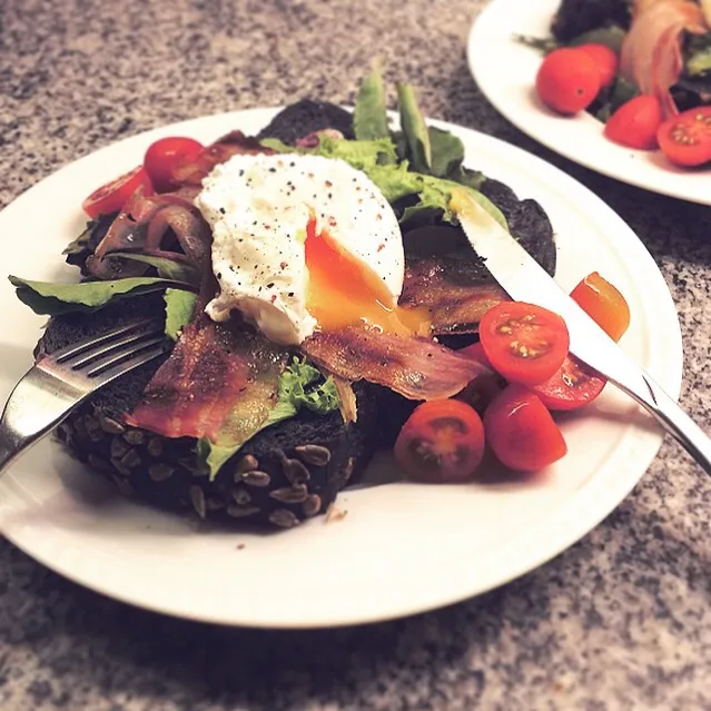 Salad on Toast with Poached egg. 竹炭ブレッドトースト、サラダとポーチドエッグ|Yuka Nakataさん