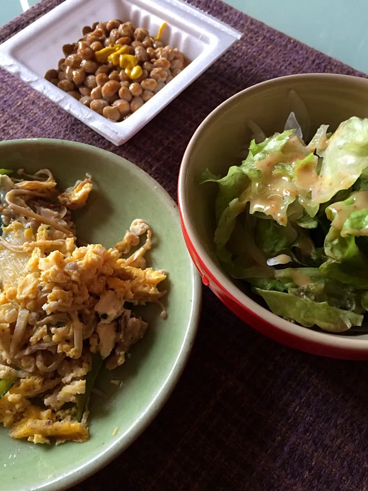 Healthy breakfast.. Salad, natto and vegetable omelette|Nigelさん