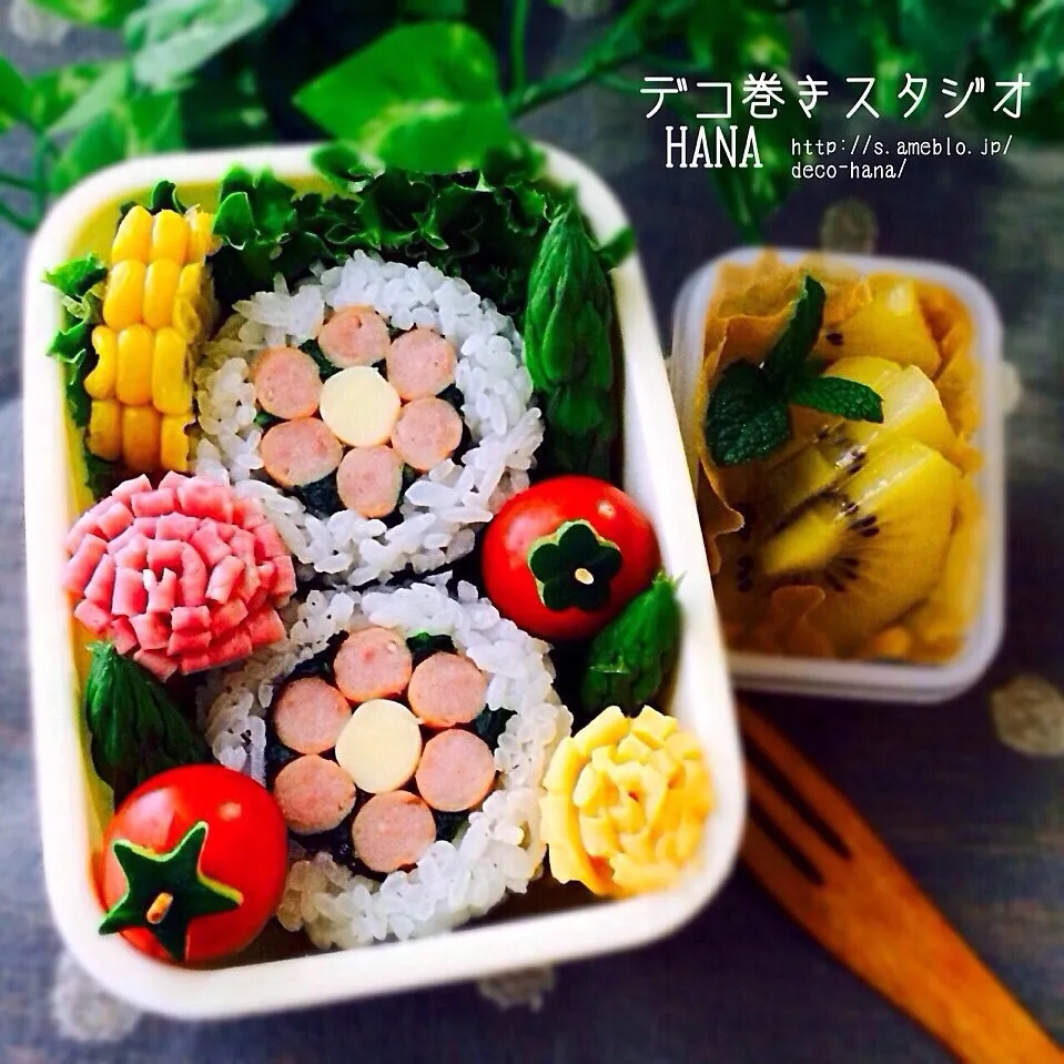 Snapdishの料理写真:『ポークビッツの基本のお花の巻きずし』弁当|さとみ (satomi_foodart)さん