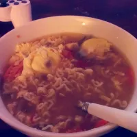 🍜 Ramen noodles, onion, tomatoes, chicken, carrots, 2 poached eggs, and hoisin sauce. Mmmmm😁 #noodlesoup|Mary Campbellさん