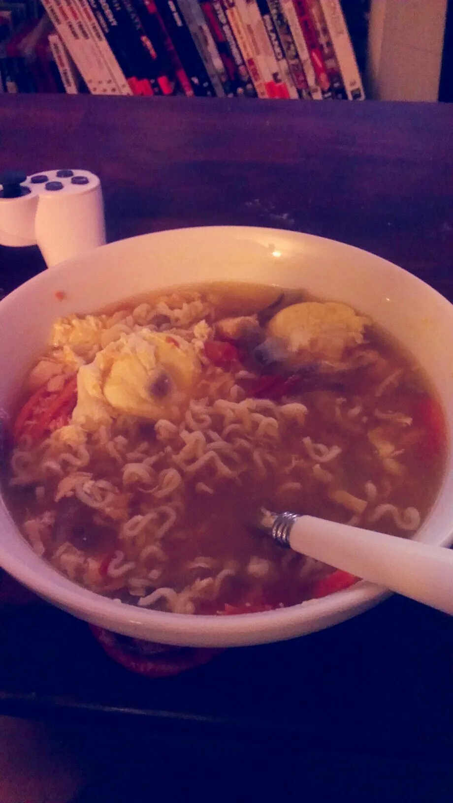 🍜 Ramen noodles, onion, tomatoes, chicken, carrots, 2 poached eggs, and hoisin sauce. Mmmmm😁 #noodlesoup|Mary Campbellさん