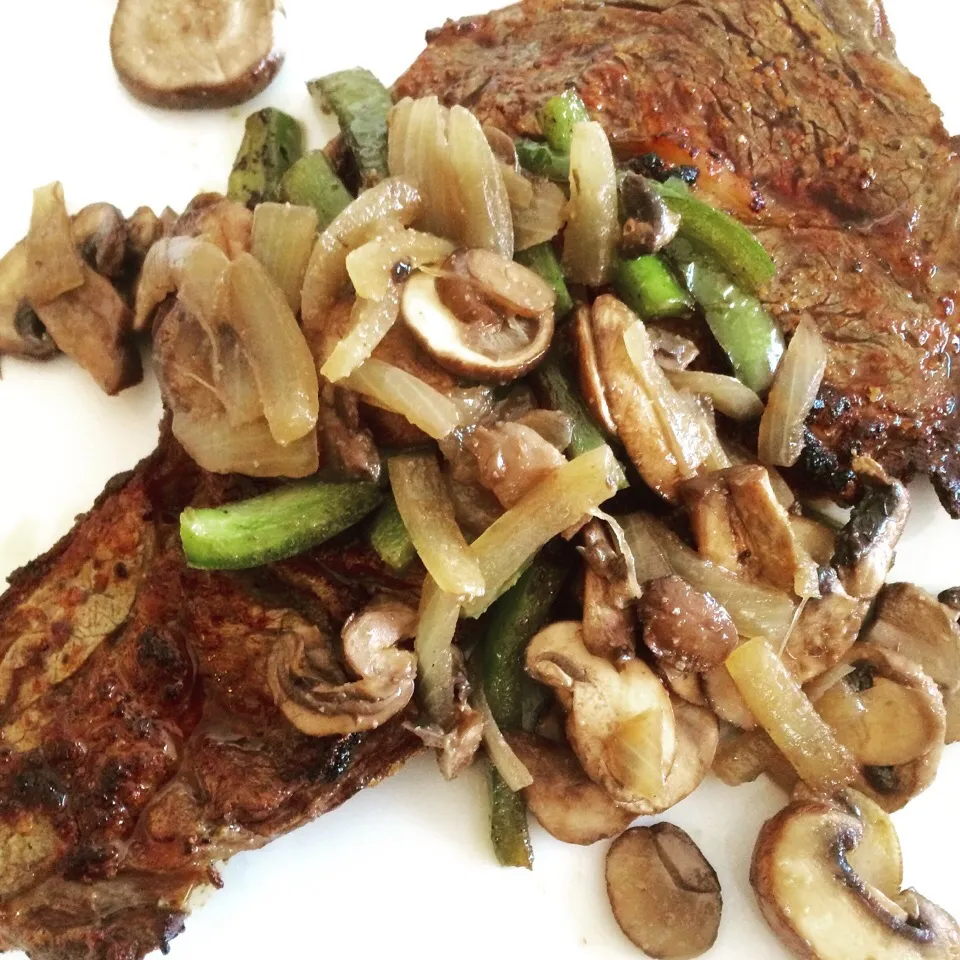 Ribeye w/ onions, green peppers and mushrooms|Curt Chillさん