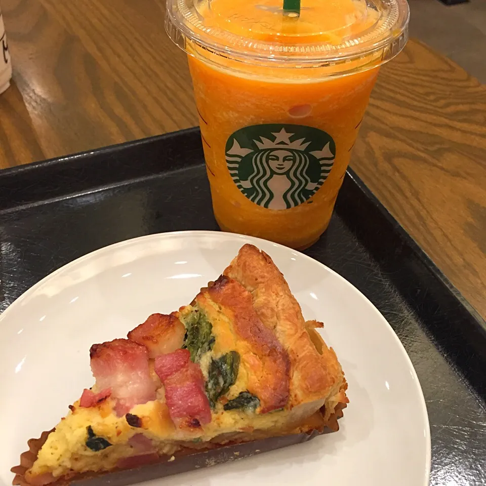 Snapdishの料理写真:ベーコンとほうれん草のキッシュ、マンゴーパッションティーフラペチーノ|maixx ใหม่さん