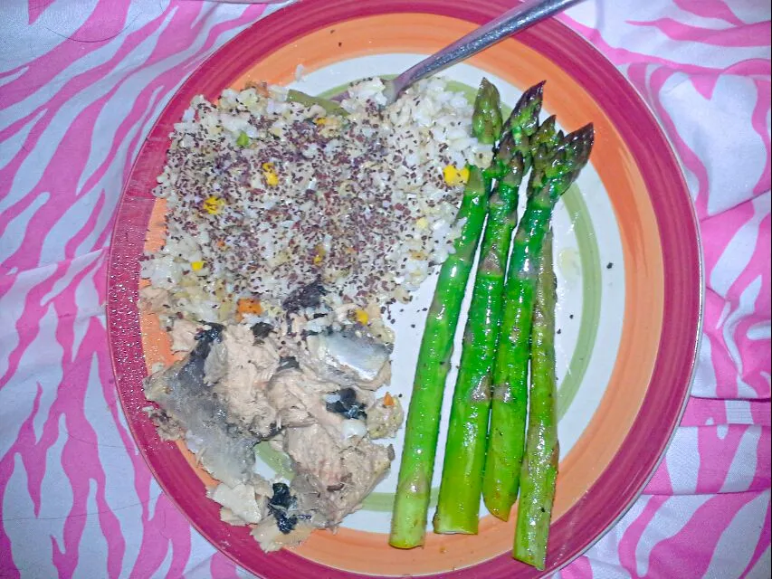 Wild caught salmon, organic brown rice covered in dulce, and asparagus seasoned with cayenne and garlic.|Dawn Nelsonさん