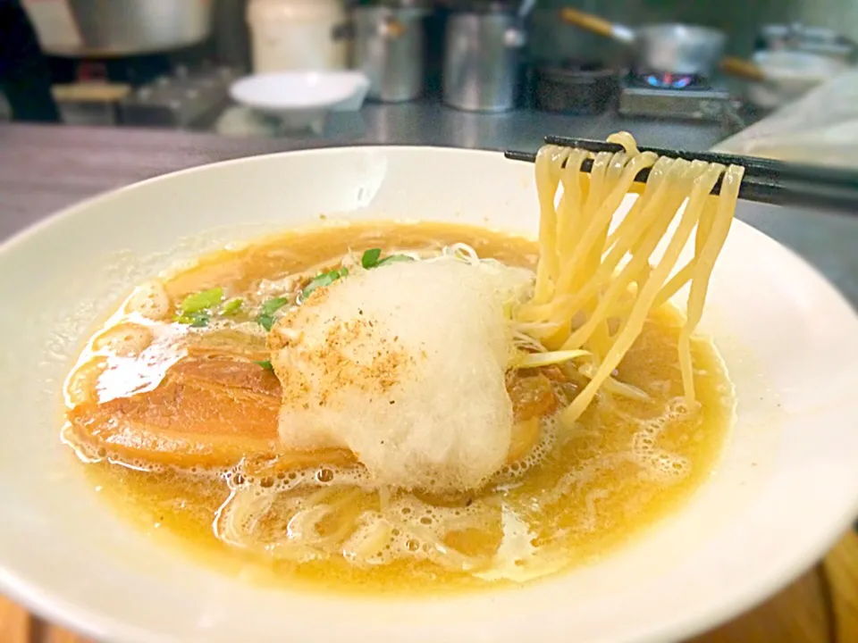 綿あめトッピングの鶏コク醤油ラーメン！|えすとさん