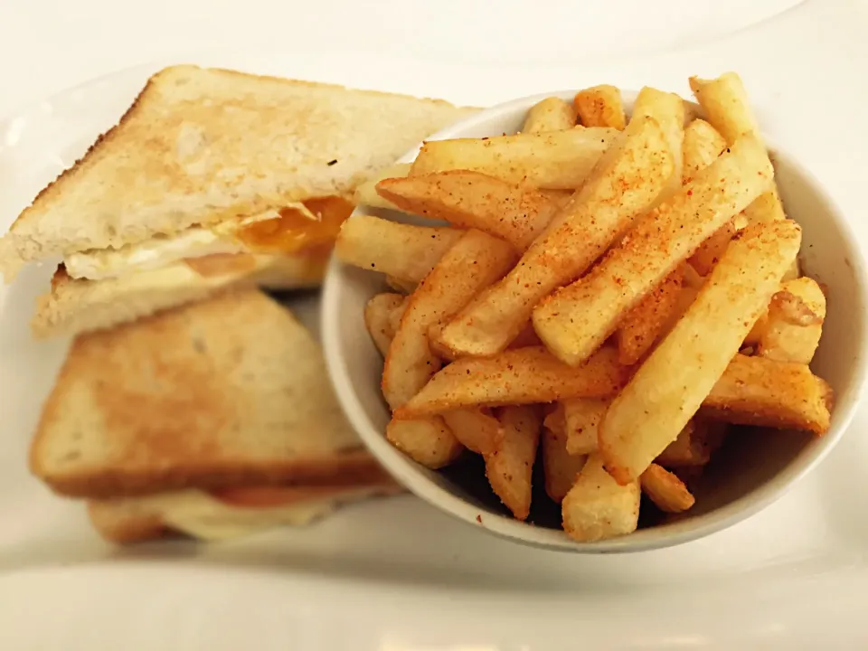 Mozzarella, tomato and egg toasted sandwich and fries|Sergio Lacuevaさん