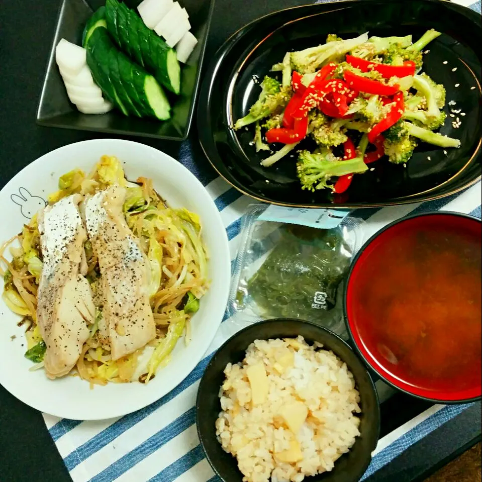 ✡鱈と野菜の蒸し煮✡ブロッコリーとパプリカのお浸し✡ぬか漬け✡めかぶ✡お味噌汁✡筍ご飯|もこハムさん