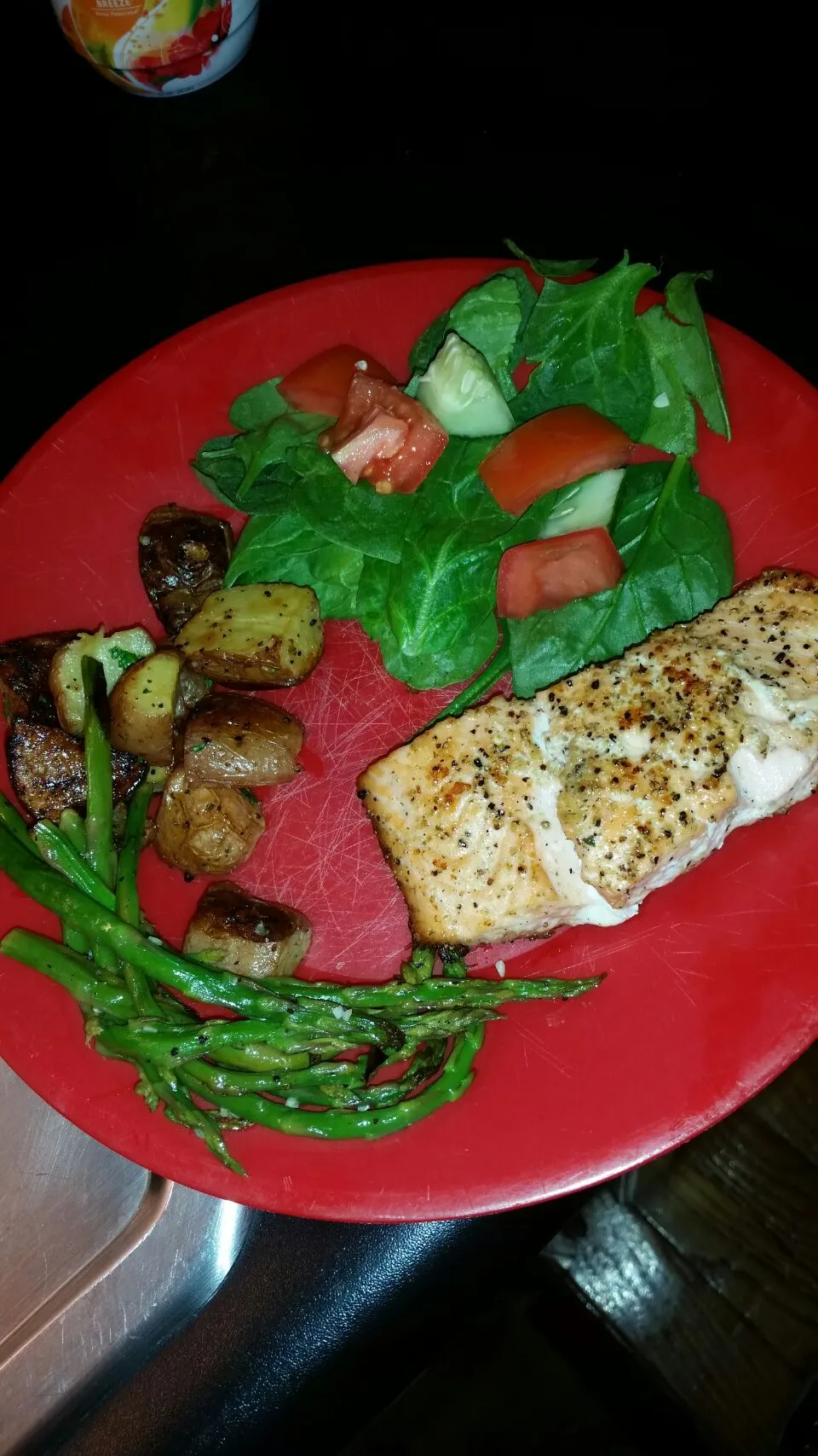 Snapdishの料理写真:grilled salmon with garlic roasted red potatoes,  grilled asparagus and baby spinach salad.|Michele Kiddさん