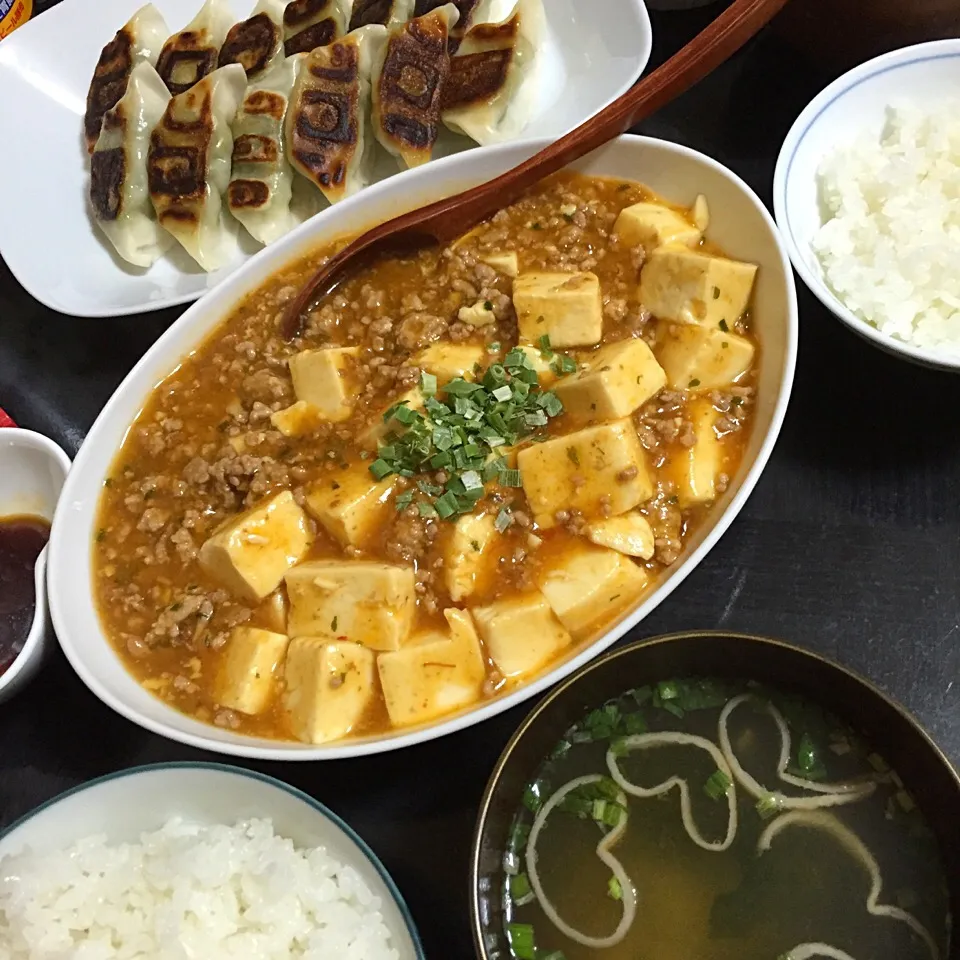 今日の晩ご飯は、麻婆豆腐、野菜餃子、味噌汁。|ゆえさん