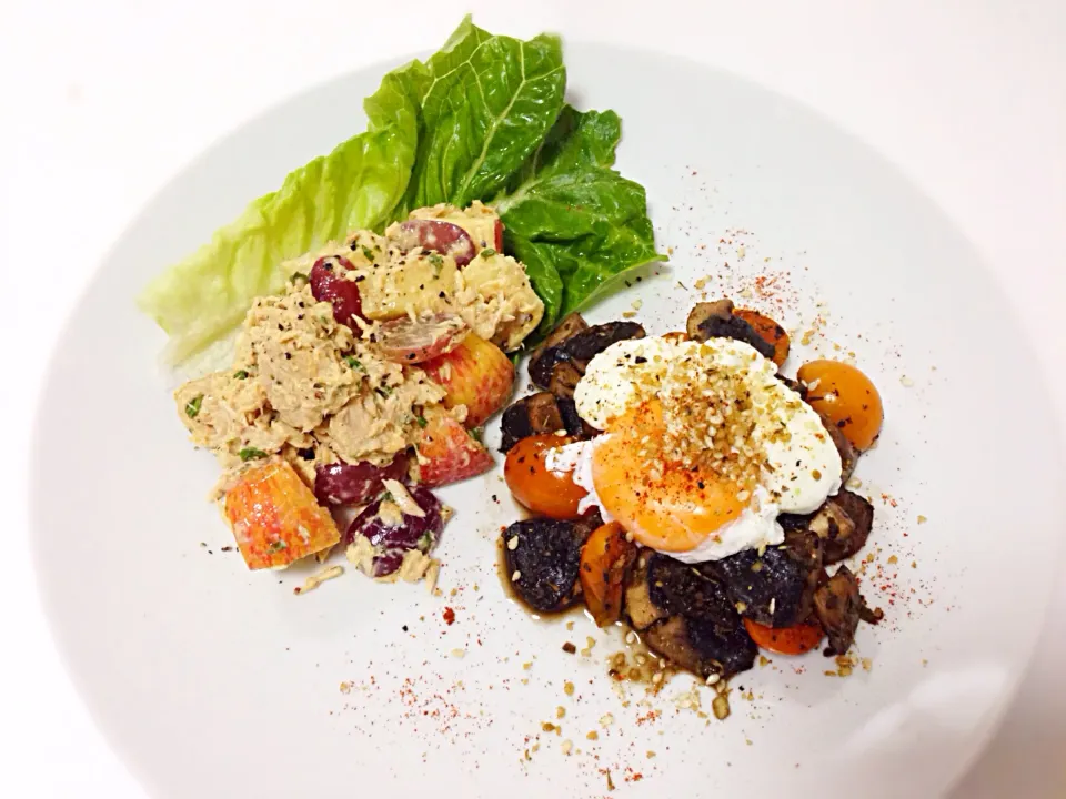 Tuna apple salad, sautéed mushrooms and cherry tomatoes with poached egg on top sprinkled with dukkah|coxiella24さん