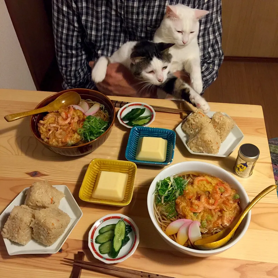 Snapdishの料理写真:買ってきた天ぷらで、あったかいかき揚げ蕎麦。|naouさん