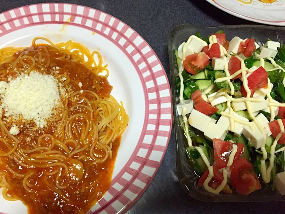 Snapdishの料理写真:ミートソーススパゲッティ、豆腐きゅうりトマト生姜豆苗新玉ねぎ青じそサラダ|ms903さん