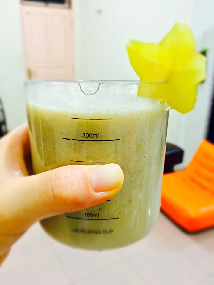 Snapdishの料理写真:Star fruit banana oatmeal smoothies|wu lan lieさん