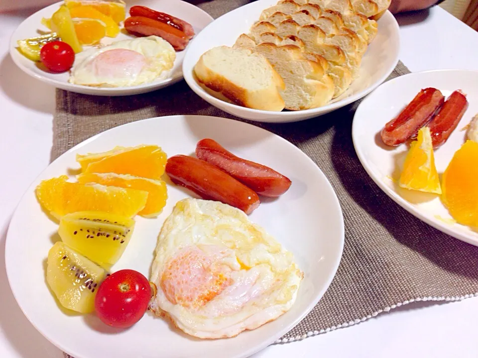 Snapdishの料理写真:今日の朝食コンデンスミルクと牛乳たっぷりのしっとりふわふわの手作りミルクハース|Nozomiさん