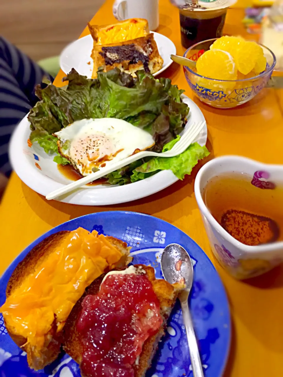 Snapdishの料理写真:朝食🍞  チーズトースト(トマトソース)、トースト(チョコレートソース、ピーチメルバジャム)、🐣目玉焼きサニーレタス、🍊甘夏ミカン、コーヒーゼリー、ココア、紅茶☕️|ch＊K*∀o(^^*)♪さん