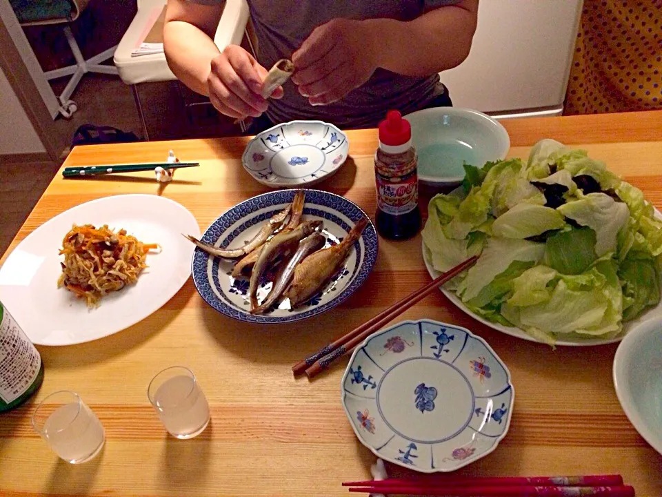 初めて同居人が作って待ってくれてた、そんな夕飯。ワカメサラダ、魚の干物（赤魚、沖キス、ハタハタ）、前の晩作っておいた切り干し大根|Ayako Satoさん