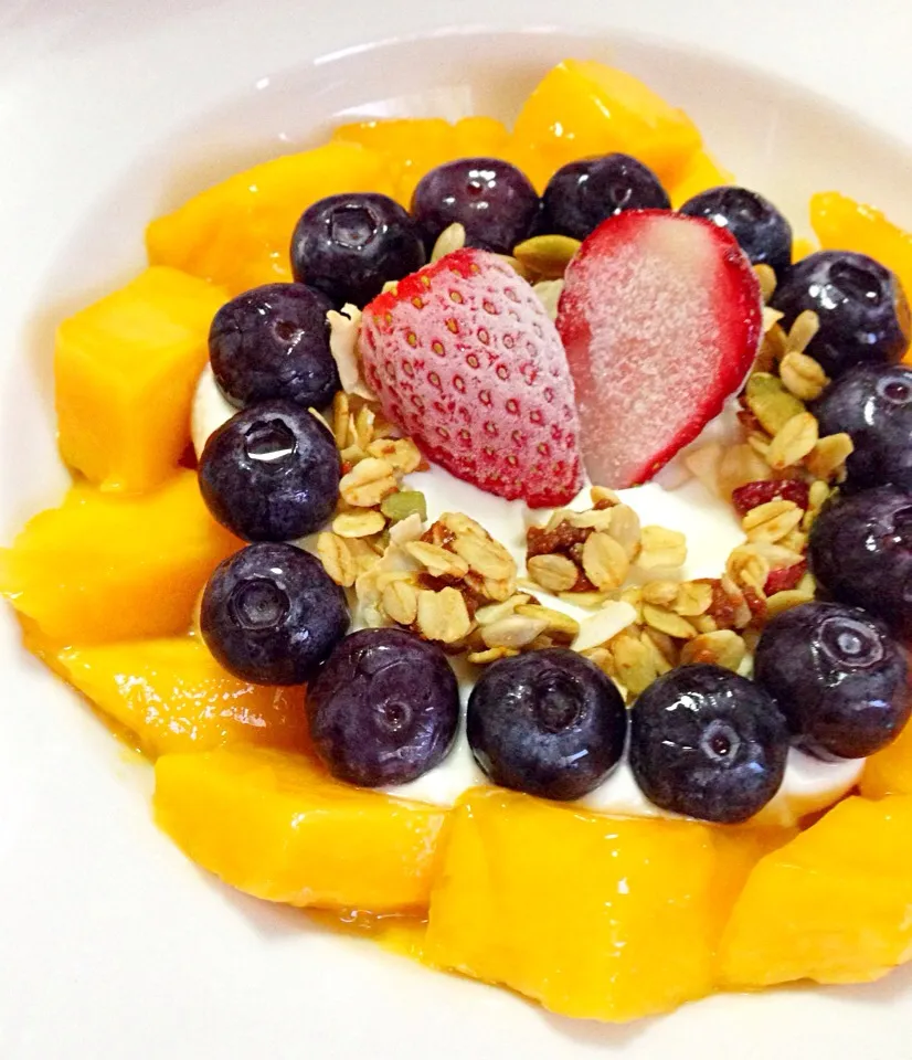 Greek yogurt with fresh mango,  berries and home made granola|coxiella24さん